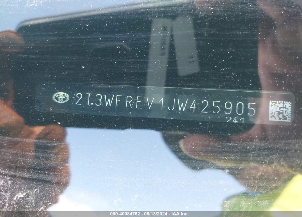 2018 TOYOTA RAV4 XLE VIN: 2T3WFREV1JW425905