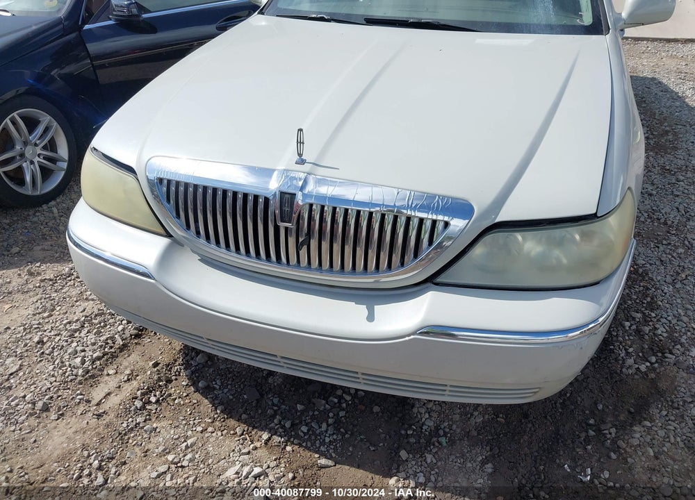 2004 LINCOLN TOWN CAR VIN: 1LNHM83W64Y610008