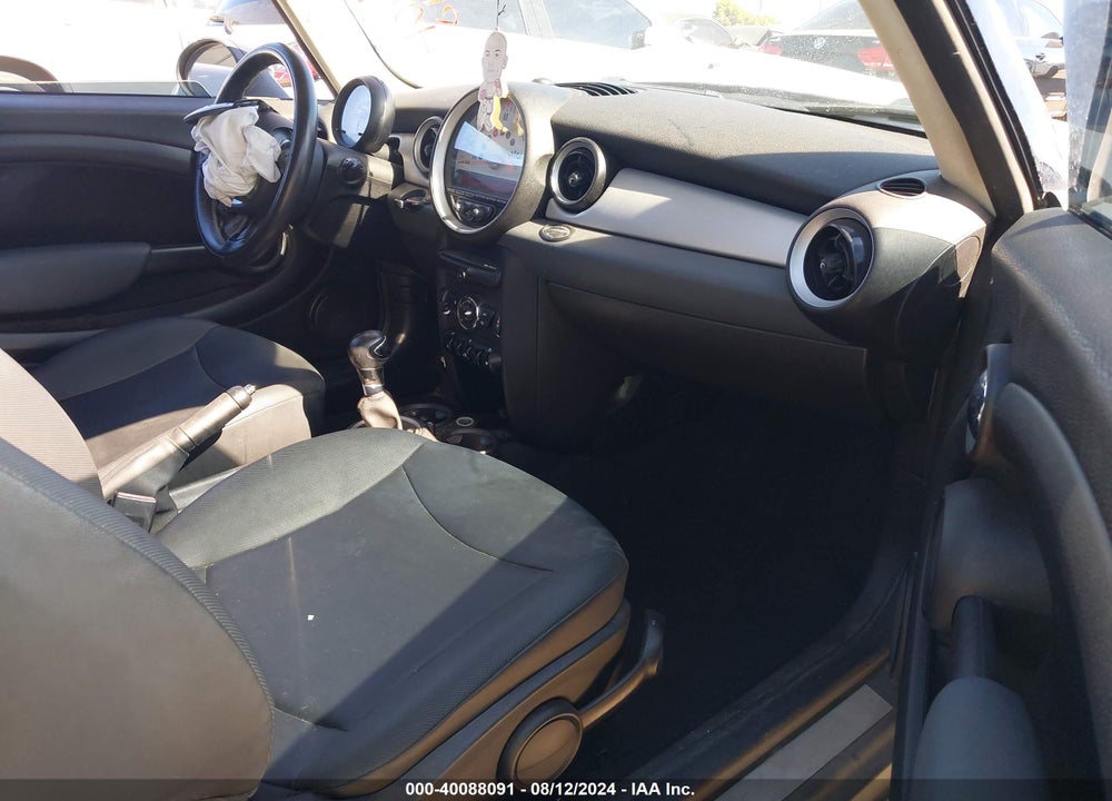 2011 MINI COOPER VIN: WMWSU3C53BT095349