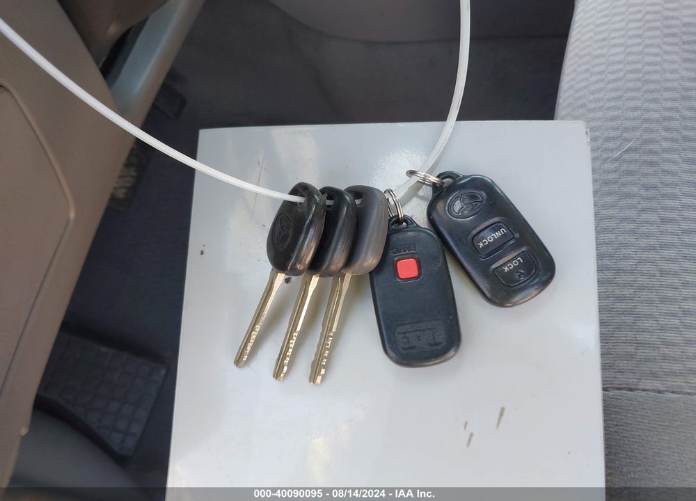 2005 TOYOTA COROLLA LE VIN: 1NXBR32E15Z558296