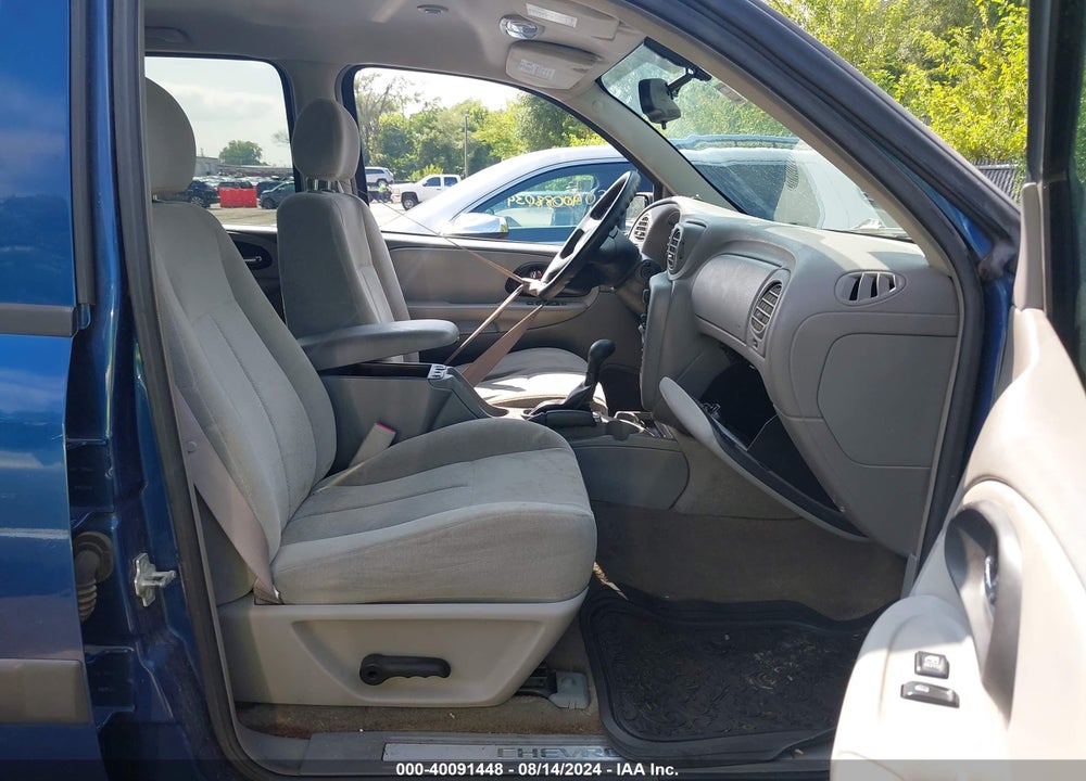 2005 CHEVROLET TRAILBLAZER LS VIN: 1GNDT13S452253532