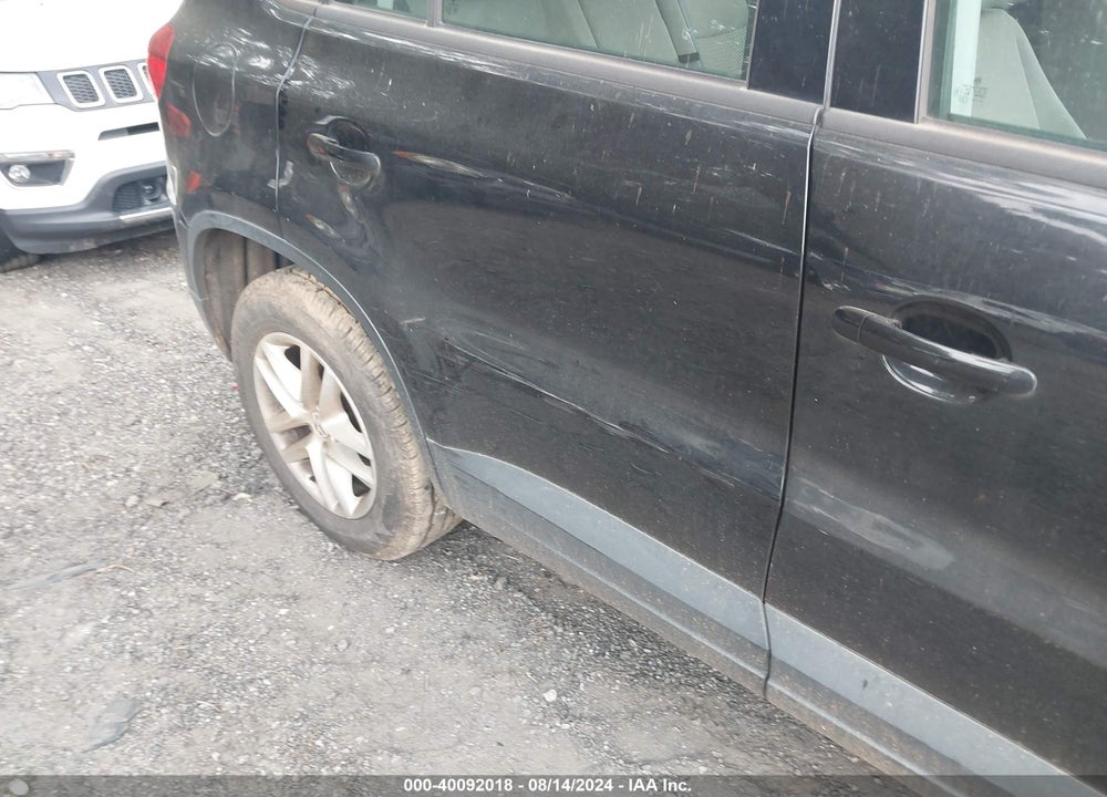 2011 VOLKSWAGEN TIGUAN S VIN: WVGBV7AX6BW501131