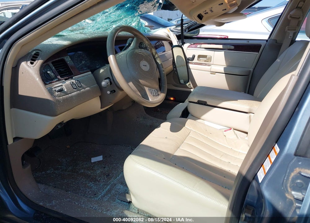 2004 LINCOLN TOWN CAR SIGNATURE VIN: 1LNHM81W14Y684729