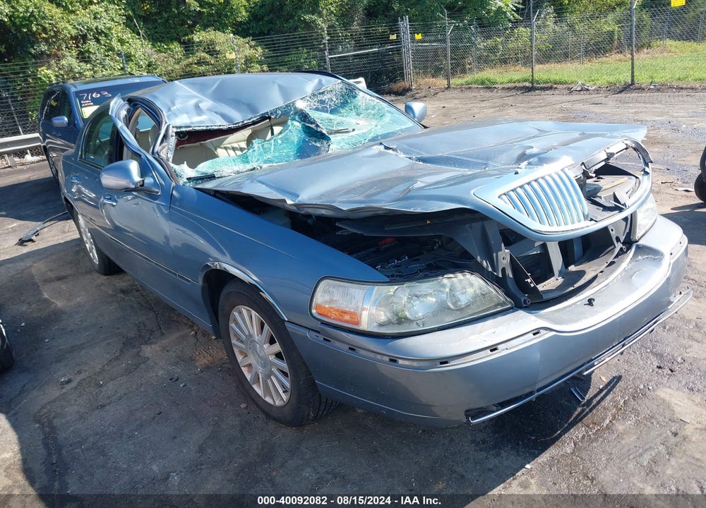 2004 LINCOLN TOWN CAR SIGNATURE VIN: 1LNHM81W14Y684729