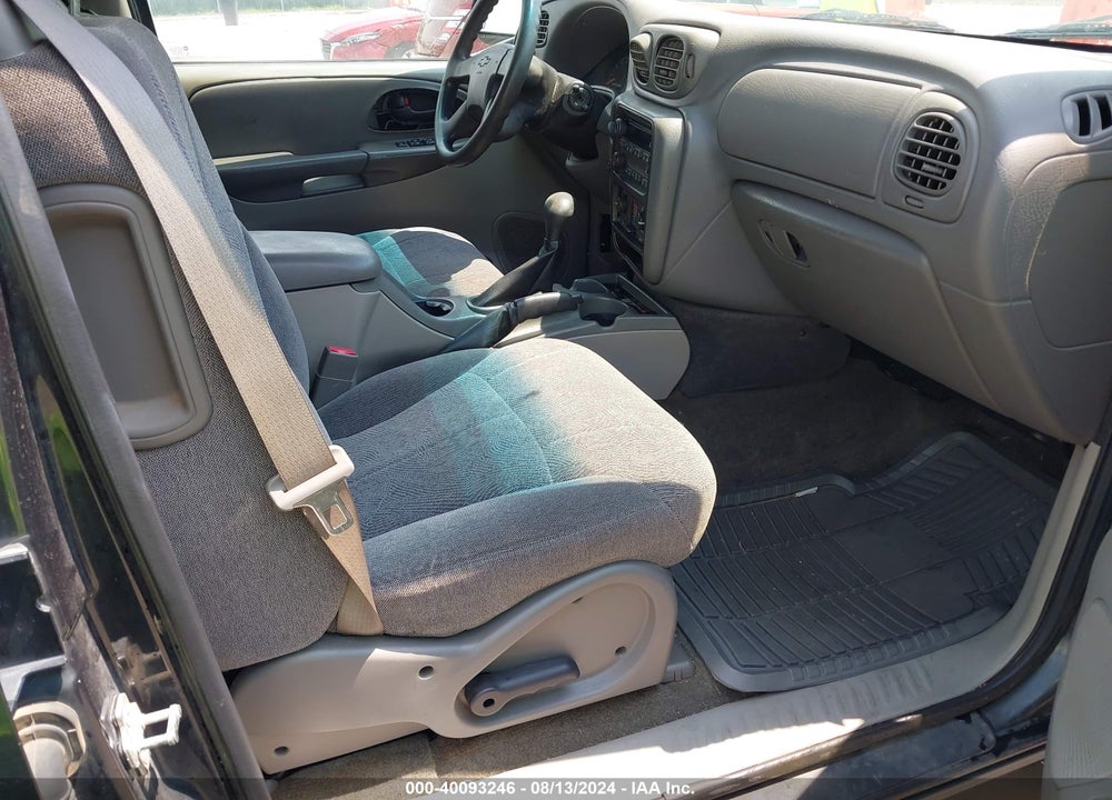 2004 CHEVROLET TRAILBLAZER LS VIN: 1GNDT13S942305686