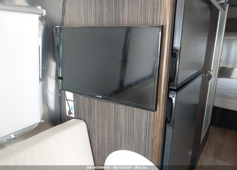 2017 AIRSTREAM INTERNATIONAL 25FB VIN: 1STJFYJ26HJ536816