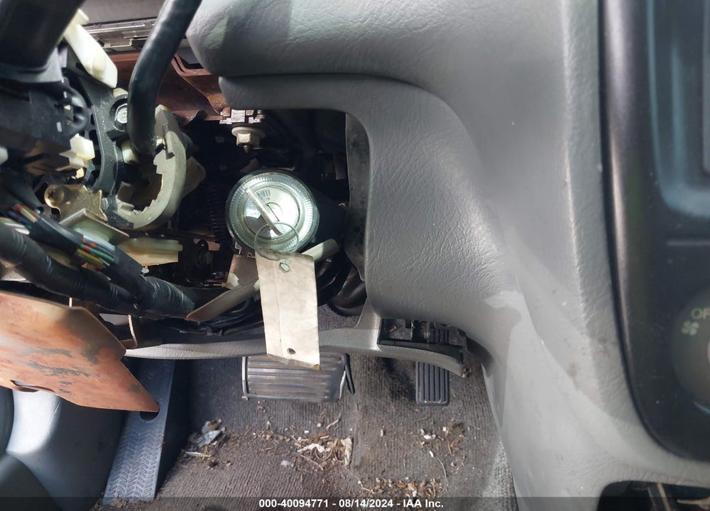 1998 HONDA CR-V LX VIN: JHLRD2846WC006863