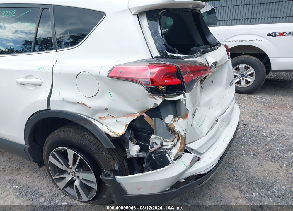 2018 TOYOTA RAV4 XLE VIN: JTMRFREV8JJ745704