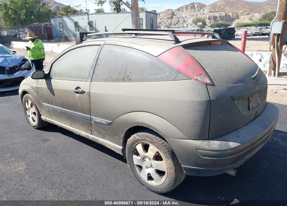 2000 FORD FOCUS ZX3 VIN: 3FAFP3135YR242042