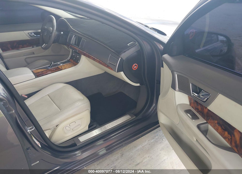 2009 JAGUAR XF PREMIUM LUXURY VIN: SAJWA06B59HR27494
