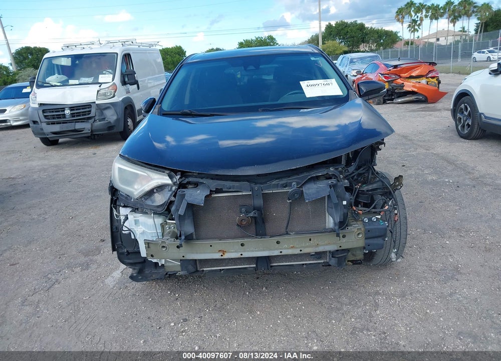 2018 TOYOTA RAV4 XLE VIN: 2T3WFREV3JW483577