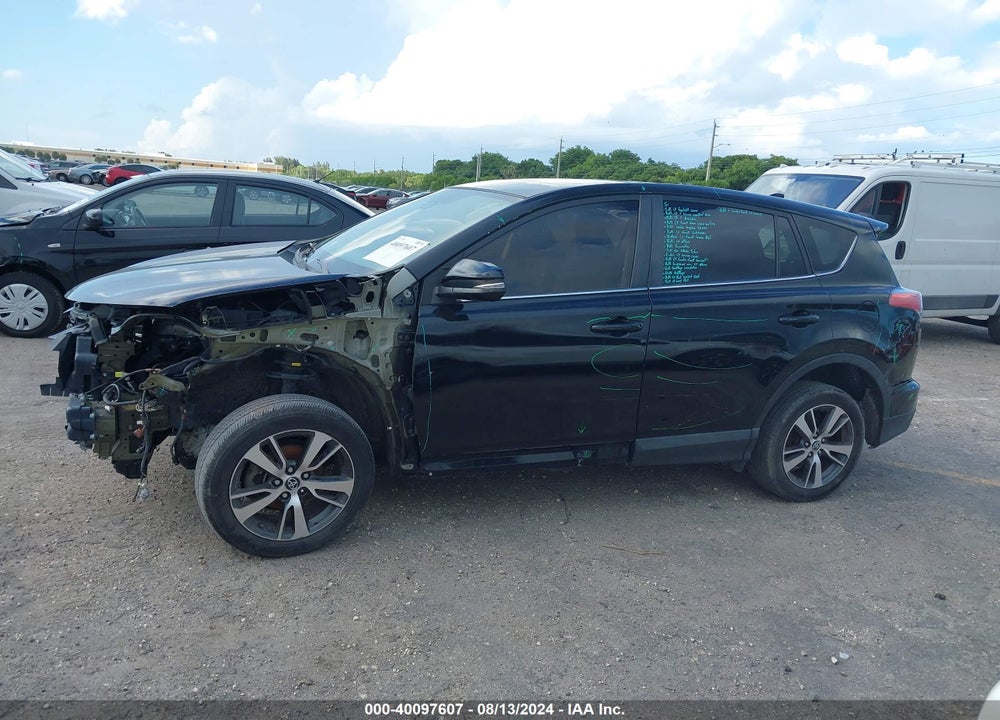 2018 TOYOTA RAV4 XLE VIN: 2T3WFREV3JW483577