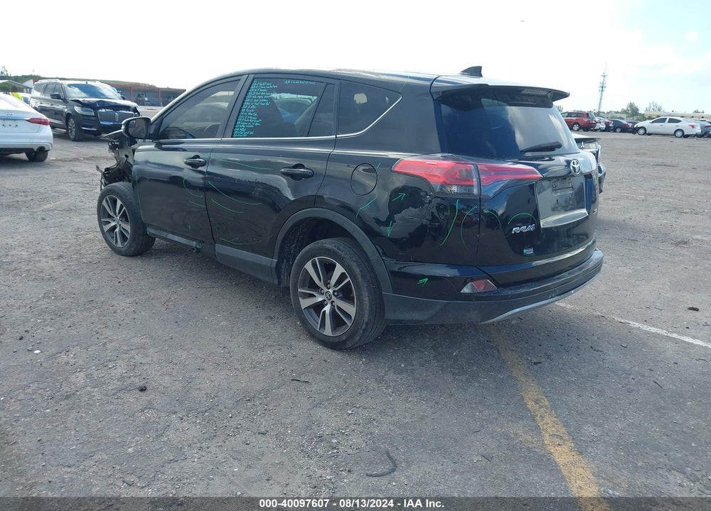 2018 TOYOTA RAV4 XLE VIN: 2T3WFREV3JW483577