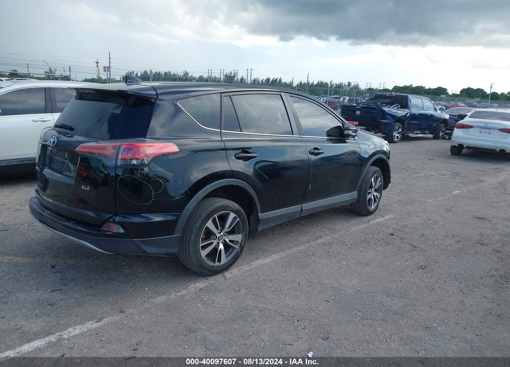 2018 TOYOTA RAV4 XLE VIN: 2T3WFREV3JW483577