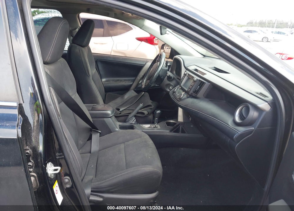 2018 TOYOTA RAV4 XLE VIN: 2T3WFREV3JW483577