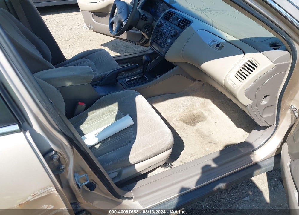 2000 HONDA ACCORD 2.3 LX VIN: 1HGCG5644YA133416