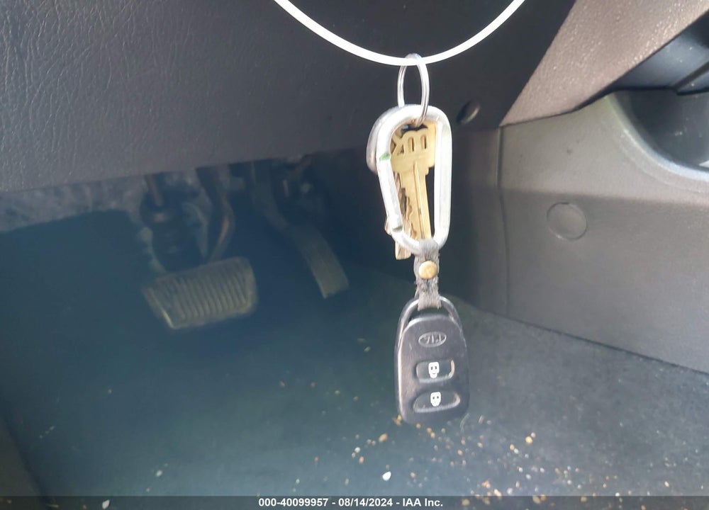 2011 KIA SORENTO LX VIN: 5XYKT3A1XBG099416