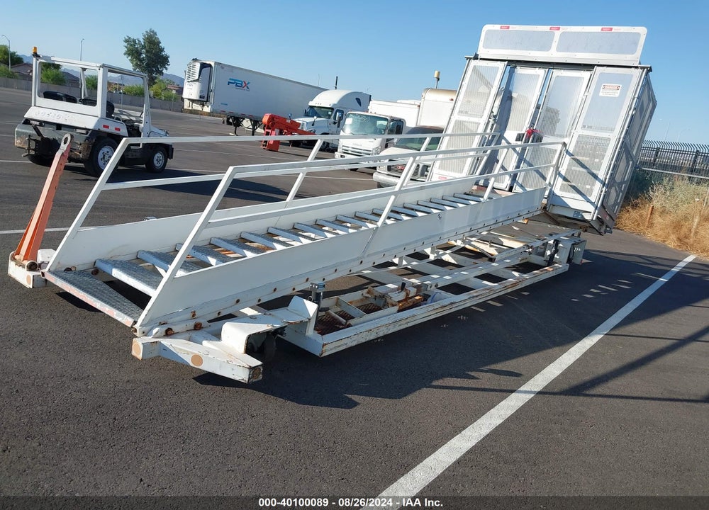 2008 EQUIPMENT WIDE BODY CREW STAIR VIN: X0000000000001013