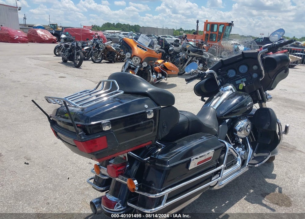 2011 HARLEY-DAVIDSON FLHTCU VIN: 1HD1FC410BB628766