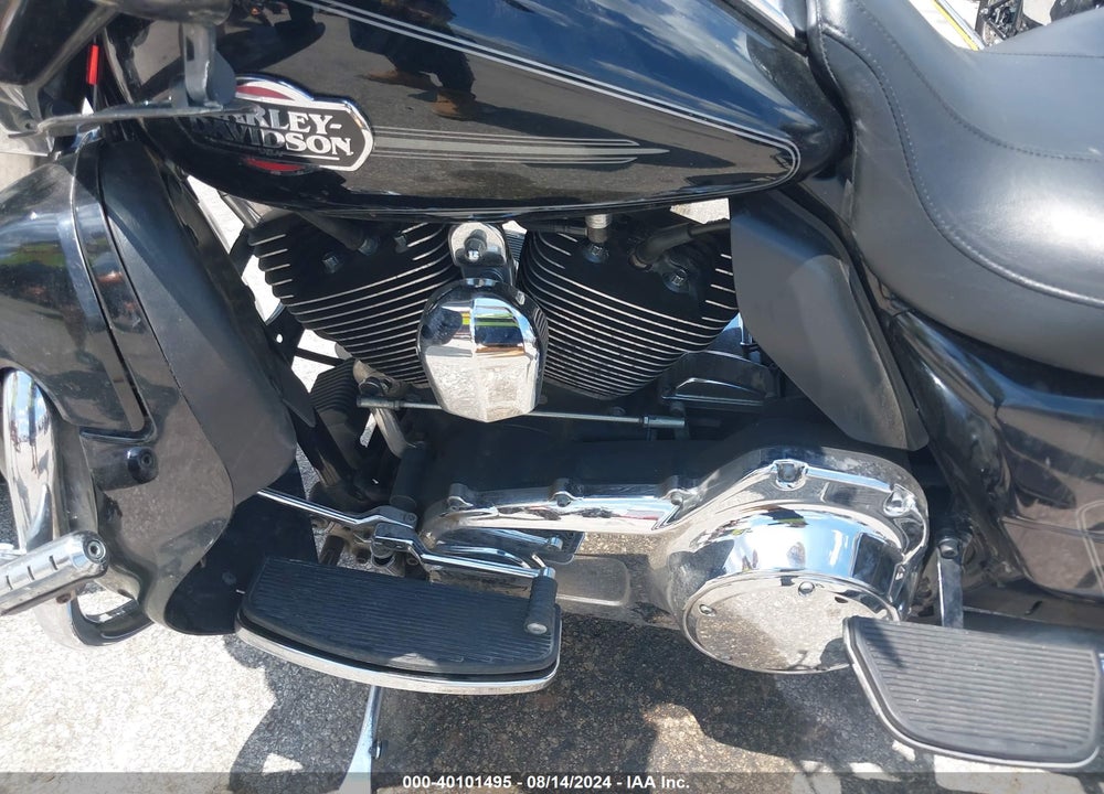 2011 HARLEY-DAVIDSON FLHTCU VIN: 1HD1FC410BB628766