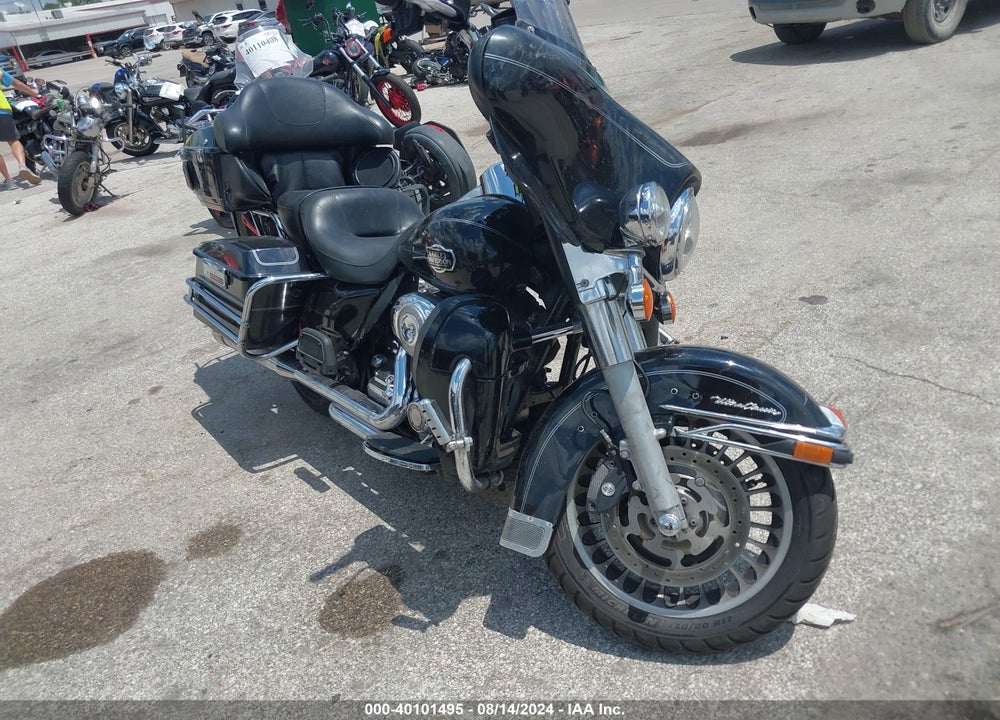 2011 HARLEY-DAVIDSON FLHTCU VIN: 1HD1FC410BB628766