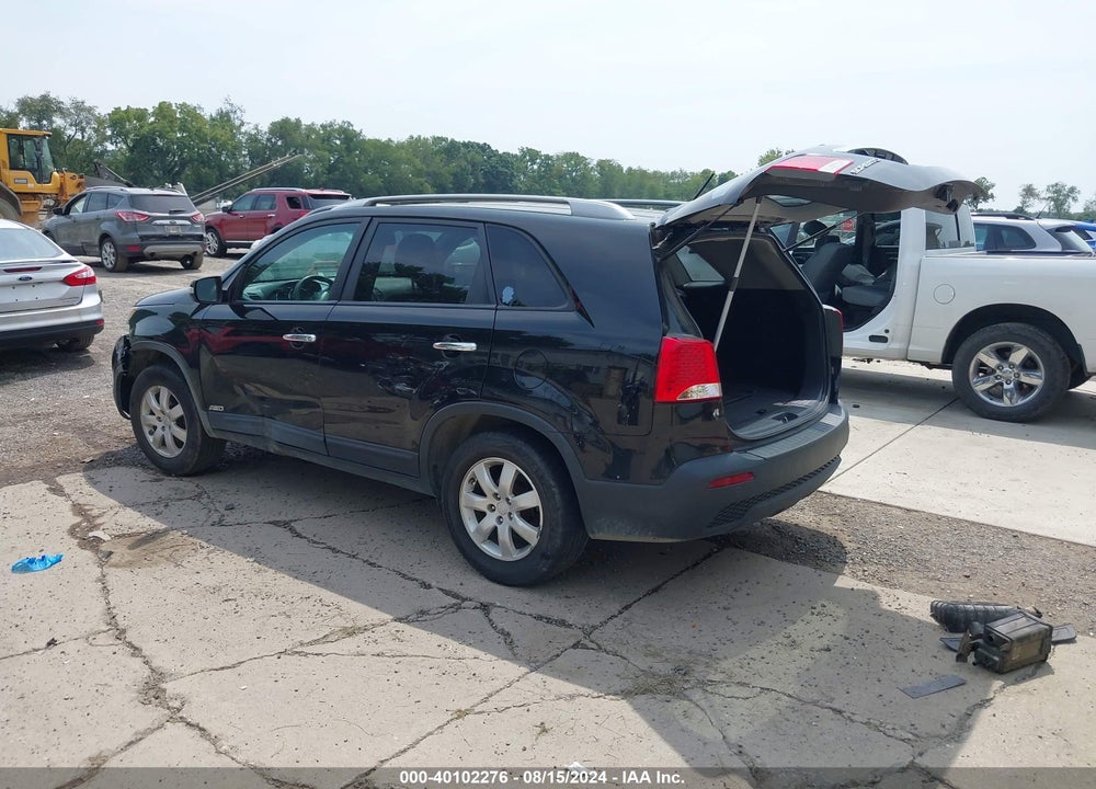 2011 KIA SORENTO LX VIN: 5XYKTCA13BG154613