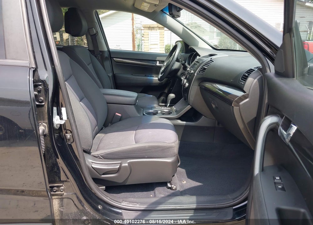 2011 KIA SORENTO LX VIN: 5XYKTCA13BG154613