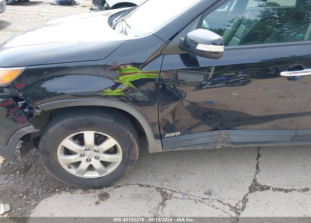2011 KIA SORENTO LX VIN: 5XYKTCA13BG154613