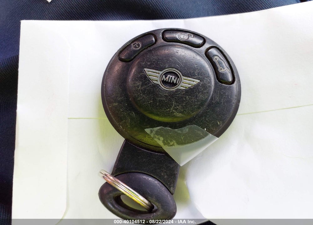2009 MINI COOPER S VIN: WMWMF73559TT99013