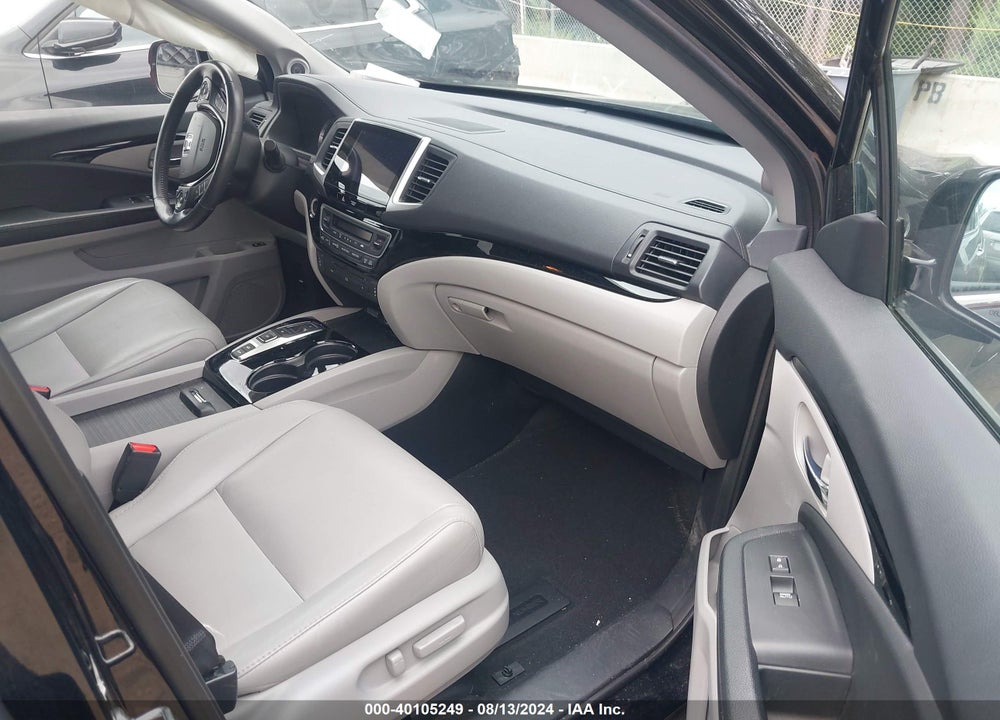 2017 HONDA PILOT TOURING VIN: 5FNYF6H95HB069206