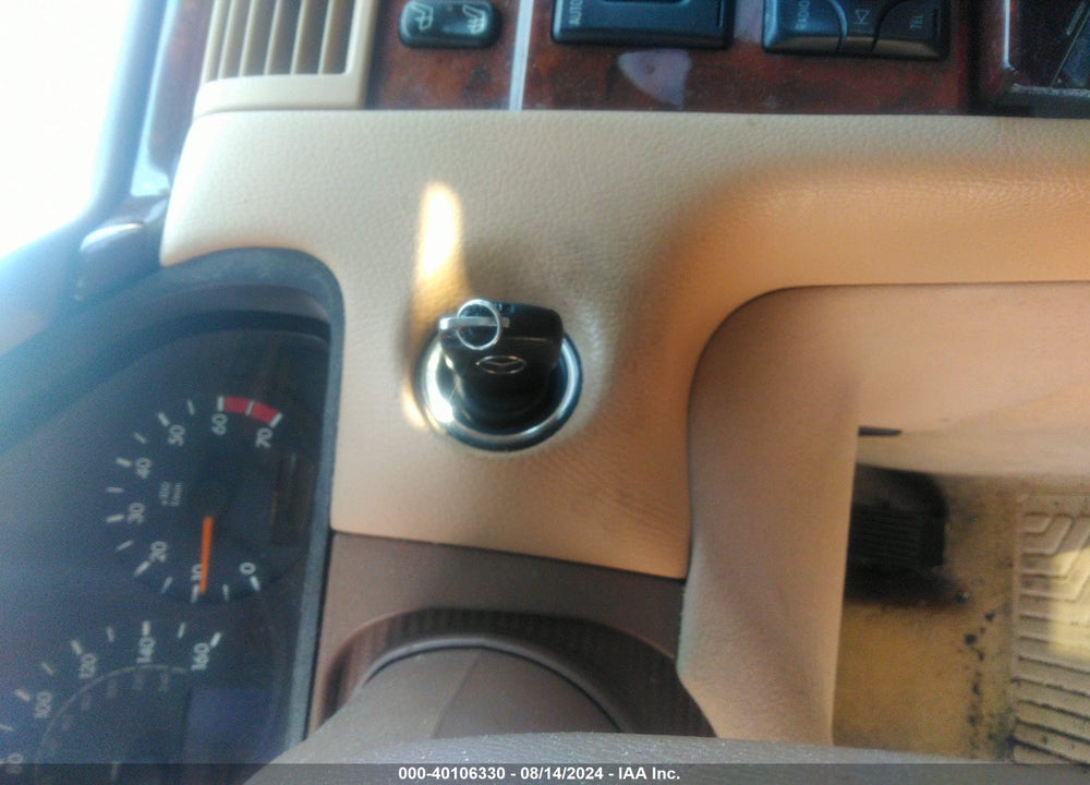 2000 MERCEDES-BENZ E 320 VIN: WDBJF65J3YB137021