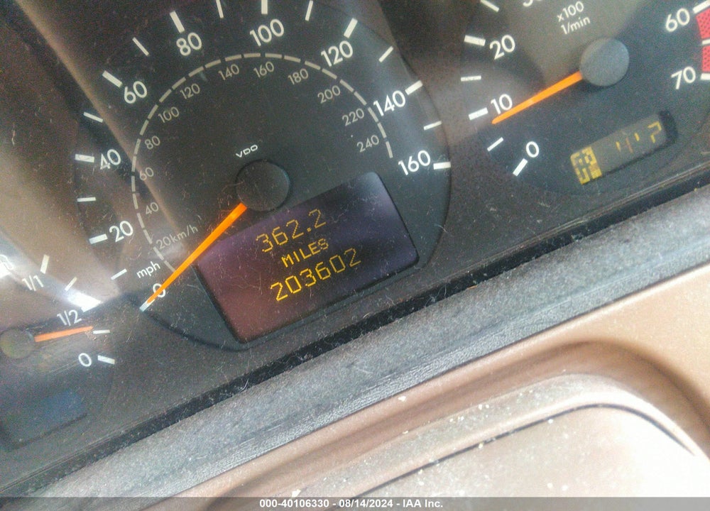 2000 MERCEDES-BENZ E 320 VIN: WDBJF65J3YB137021