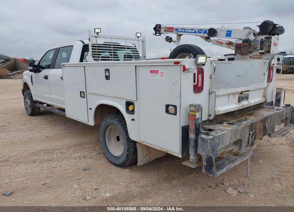 2018 FORD F-350 CHASSIS XL VIN: 1FD8W3H6XJEC95555