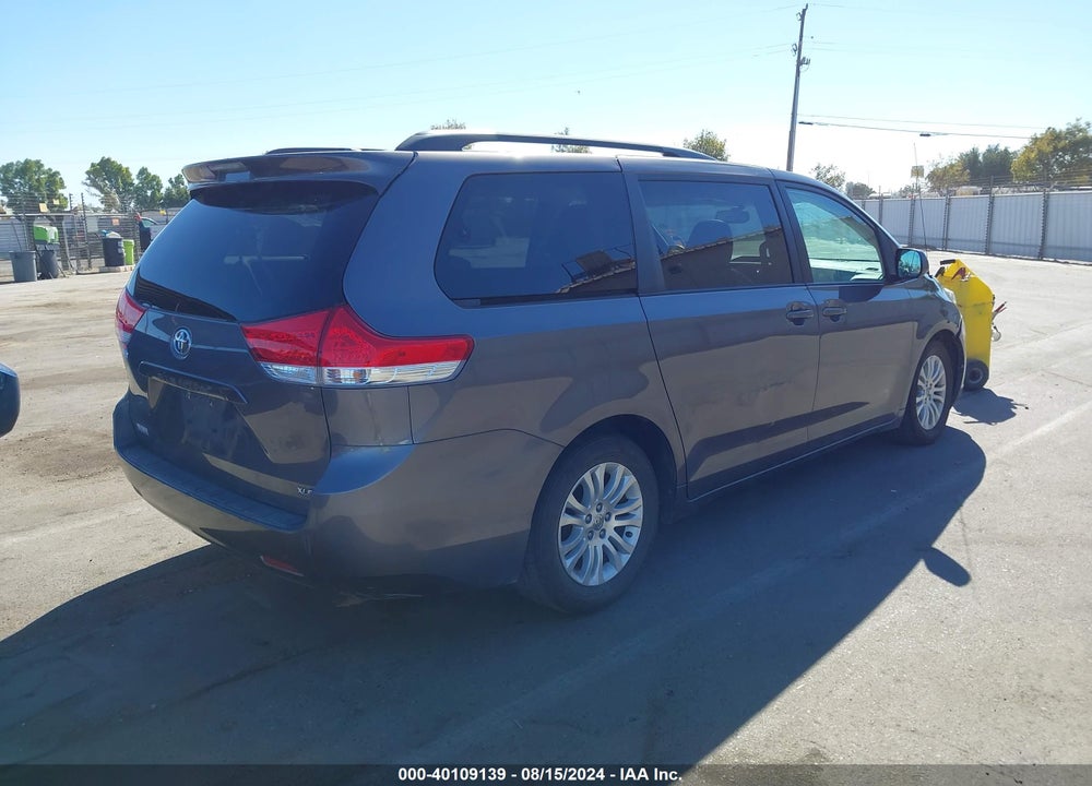 2014 TOYOTA SIENNA XLE V6 8 PASSENGER VIN: 5TDYK3DC4ES421257