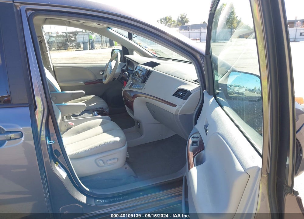 2014 TOYOTA SIENNA XLE V6 8 PASSENGER VIN: 5TDYK3DC4ES421257