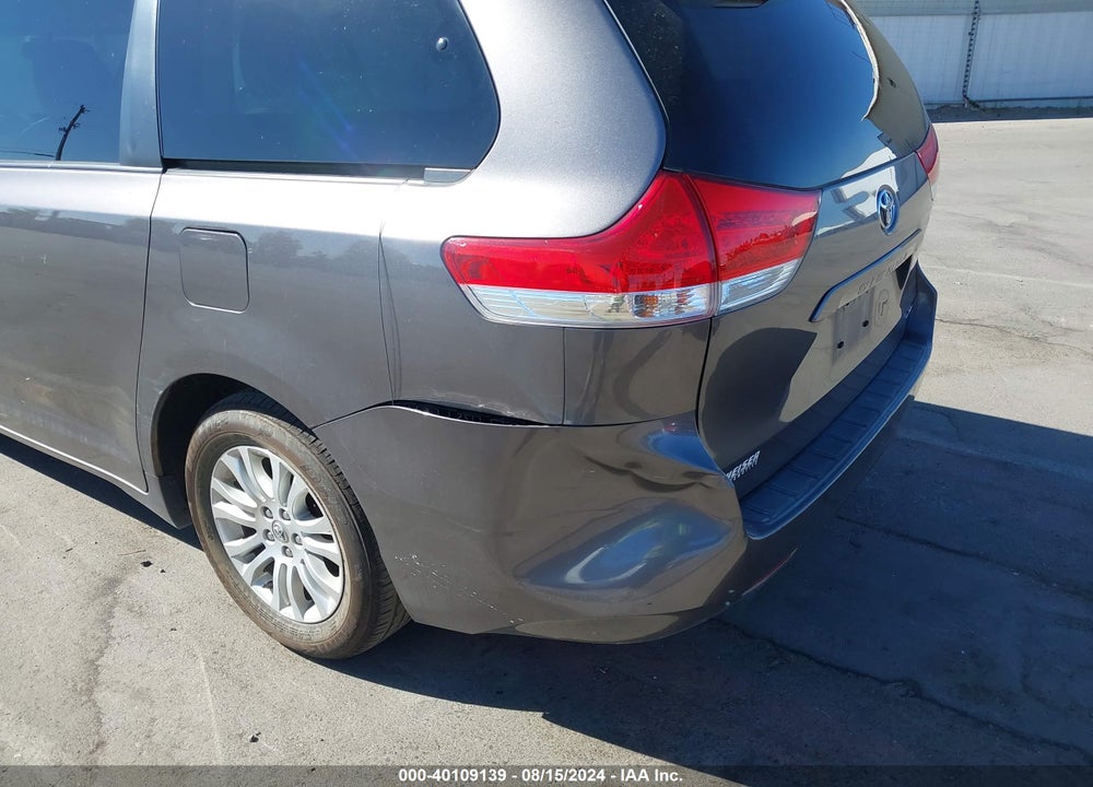 2014 TOYOTA SIENNA XLE V6 8 PASSENGER VIN: 5TDYK3DC4ES421257