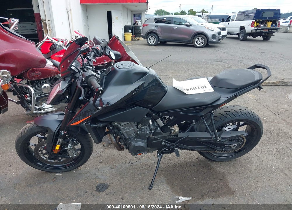 2022 KTM 890 DUKE R VIN: VBKTU9406NM834210