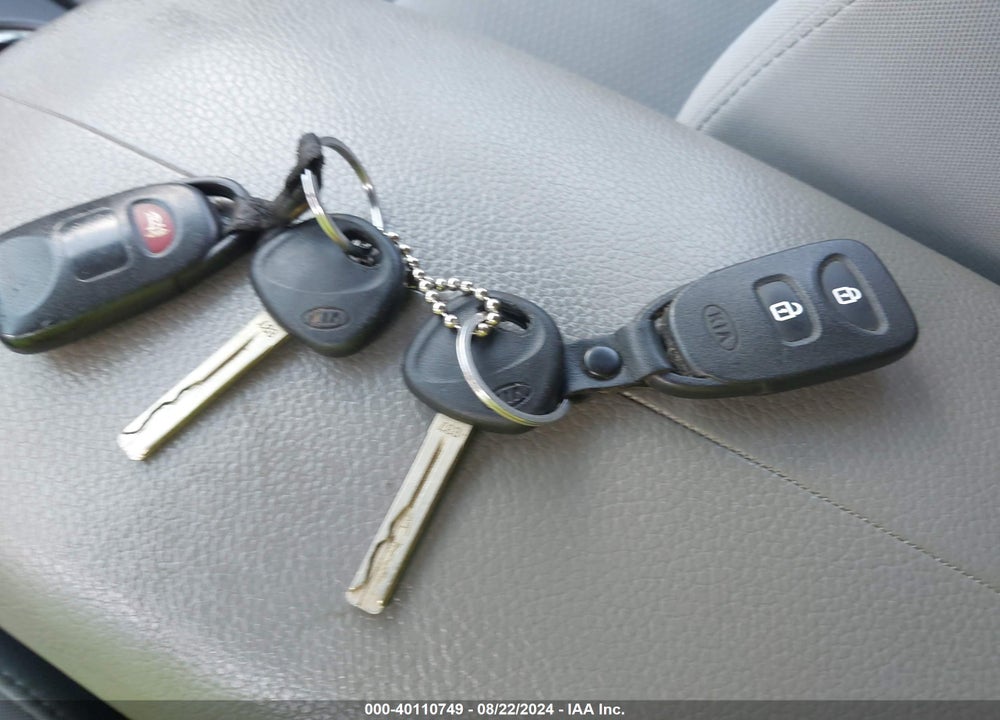 2011 KIA SORENTO LX V6 VIN: 5XYKT4A29BG065367