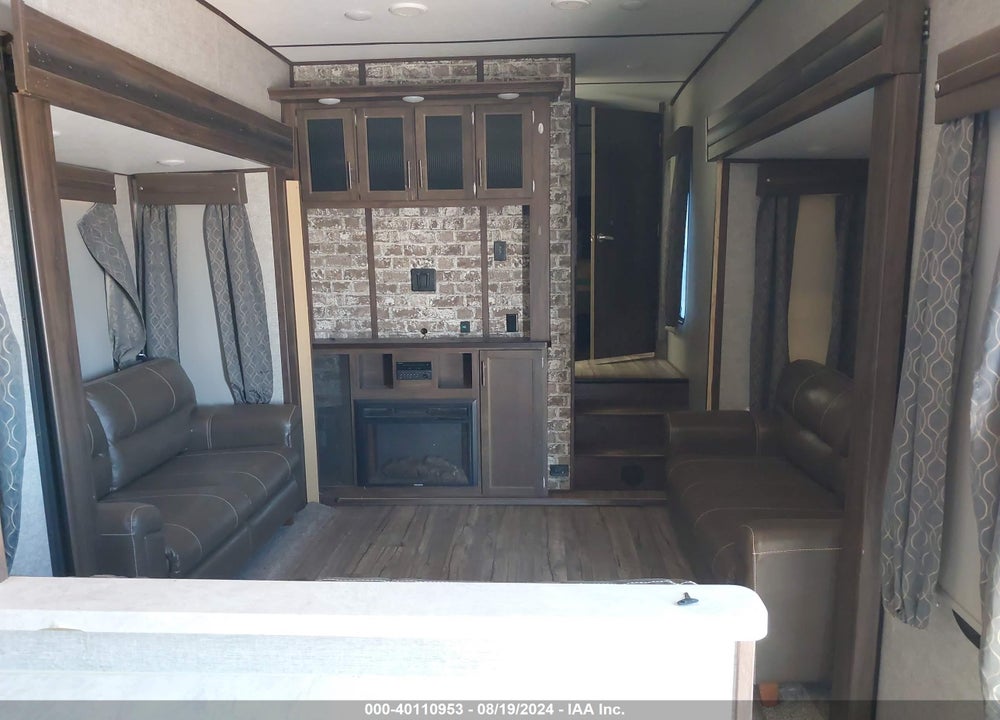 2018 FOREST RIVER CHEROKEE 42' 5TH WHEEL VIN: 5ZT3CKWB7J2701941