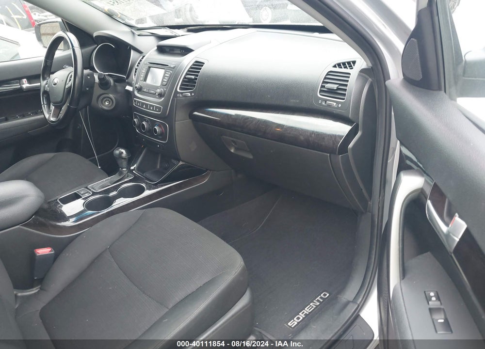 2015 KIA SORENTO LX VIN: 5XYKTCA68FG559688