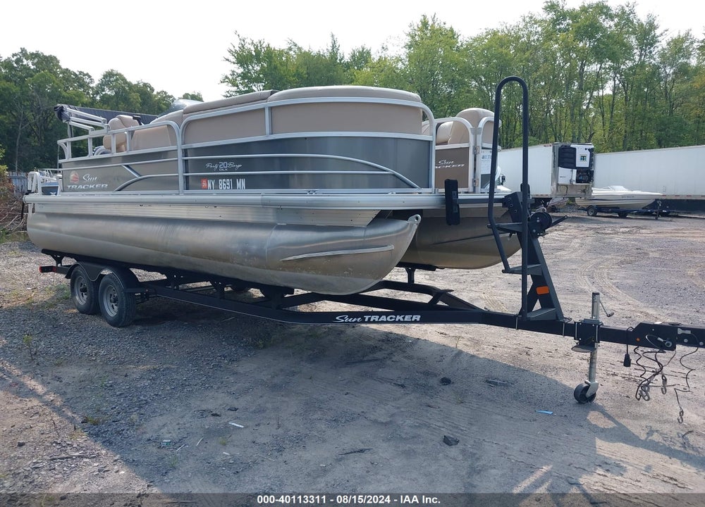 2018 SUNTRACKER PARTY BARGE 20 VIN: BUJ74900B818