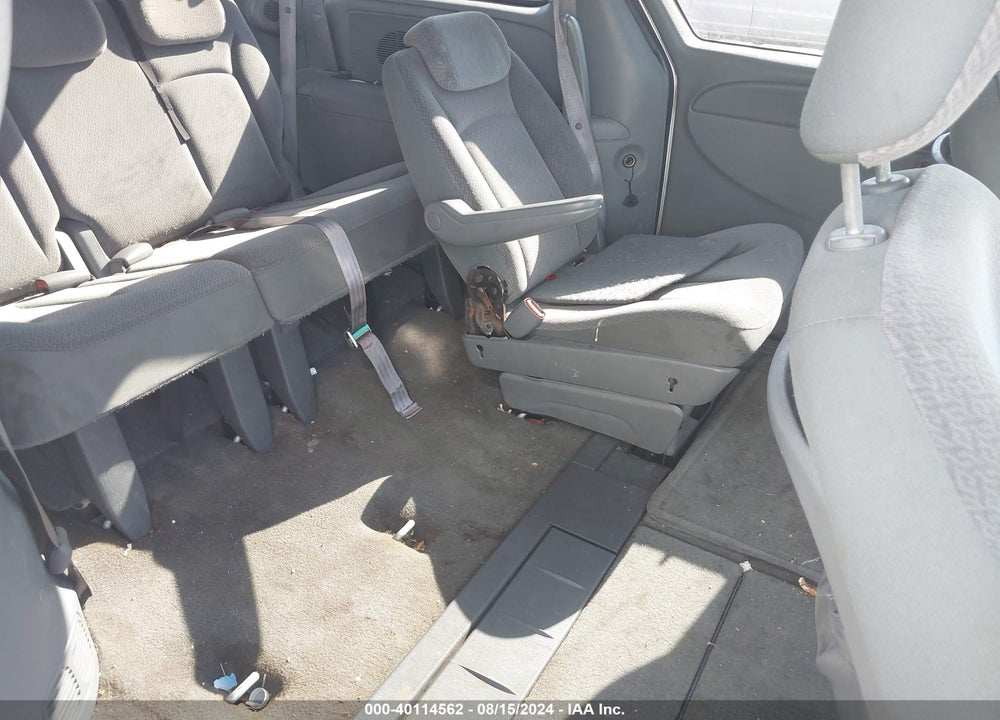2006 DODGE GRAND CARAVAN VIN: 2D4GP44L56R835227