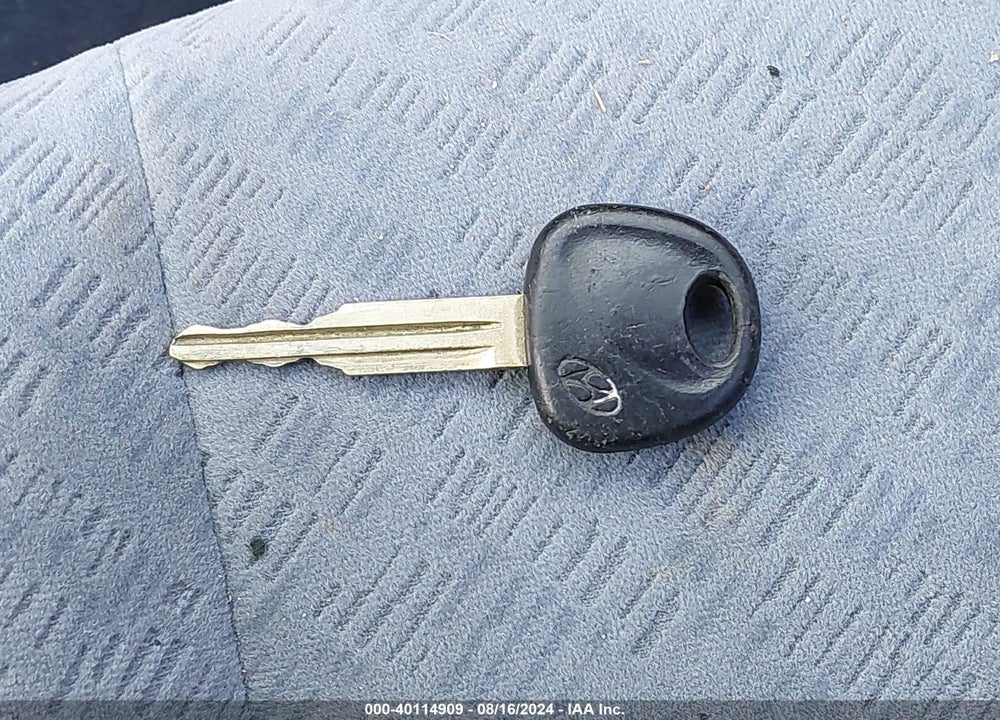 2004 HYUNDAI ELANTRA VIN: KMHDN46D94U882543