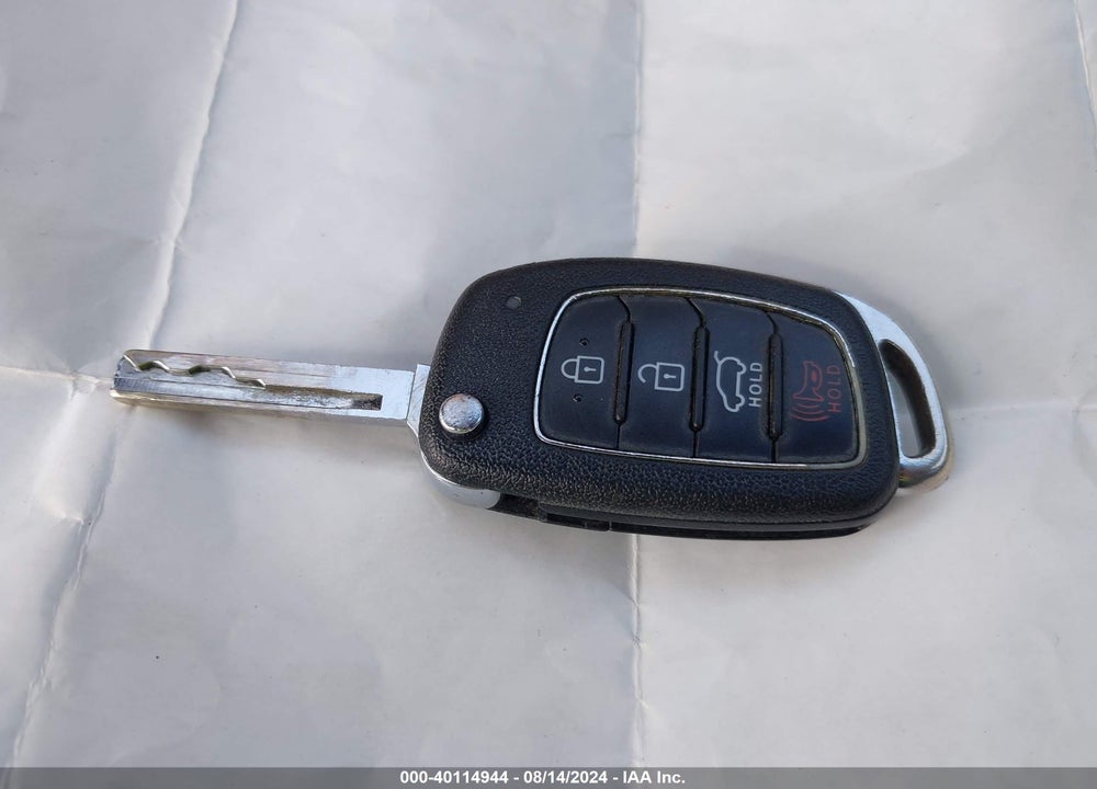 2017 HYUNDAI SANTA FE SE VIN: KM8SMDHF8HU174038