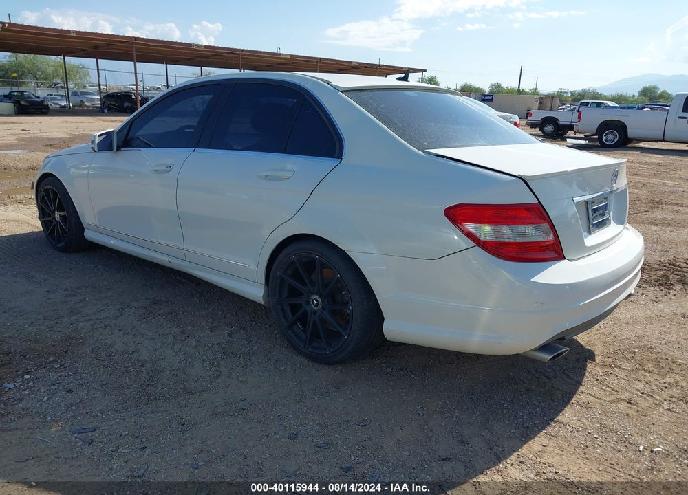 2011 MERCEDES-BENZ C 300 LUXURY/SPORT VIN: WDDGF5EB4BR173903