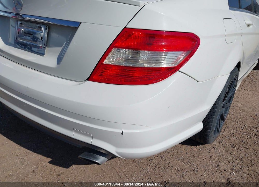2011 MERCEDES-BENZ C 300 LUXURY/SPORT VIN: WDDGF5EB4BR173903