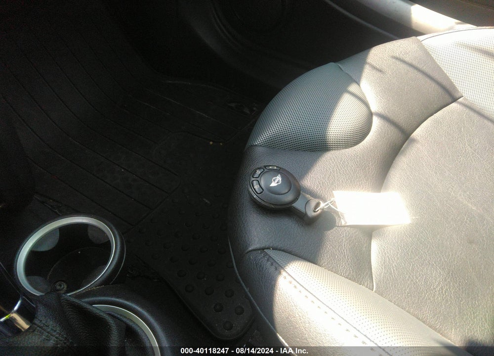 2008 MINI COOPER S VIN: WMWMF73558TV32318