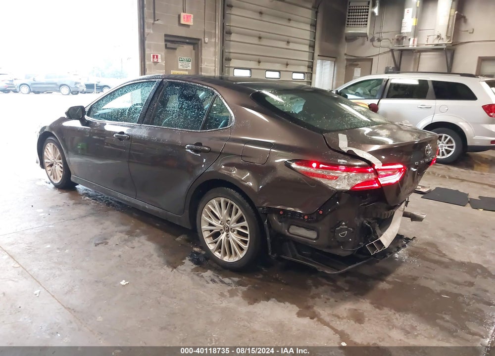 2018 TOYOTA CAMRY XLE VIN: 4T1B11HK5JU007226