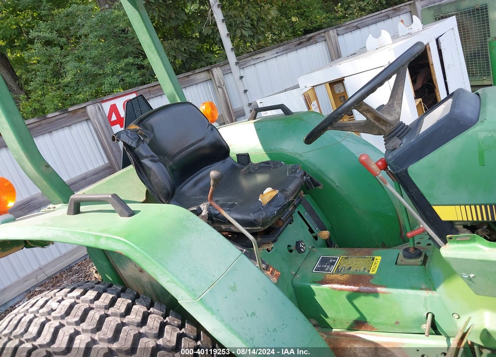 1994 JOHN DEERE TRACTOR VIN: M008708130277