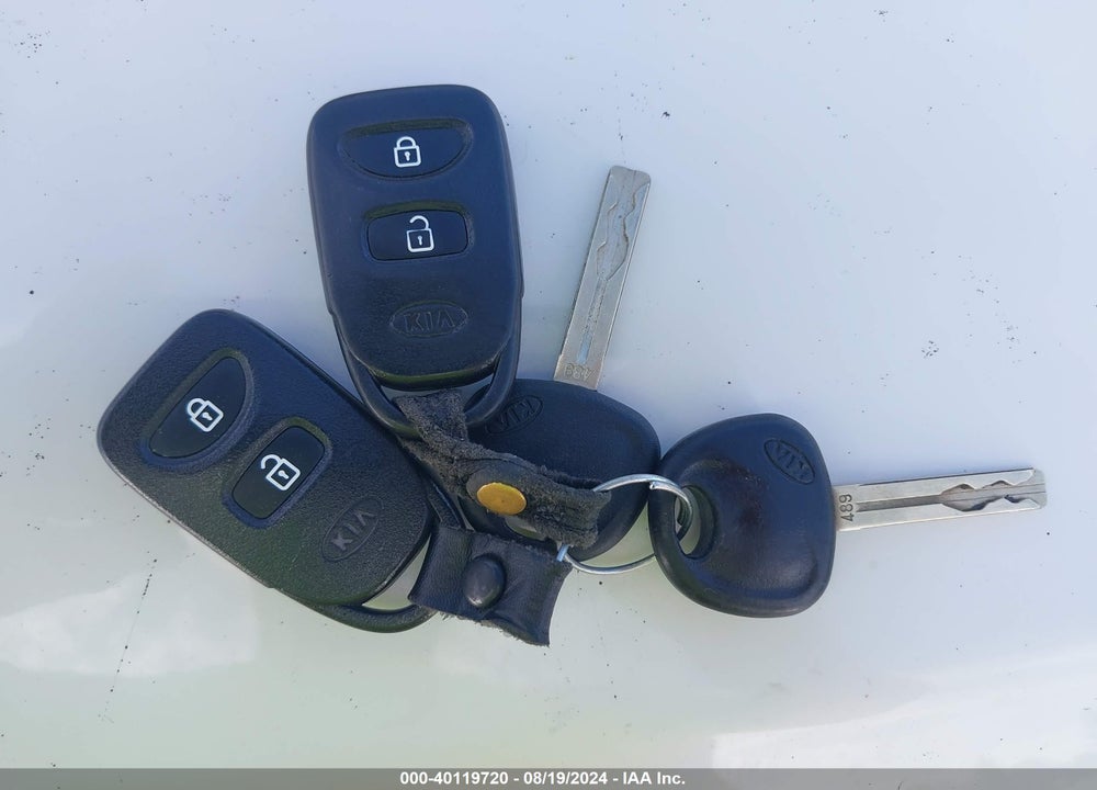 2013 KIA SORENTO LX V6 VIN: 5XYKTDA28DG416272